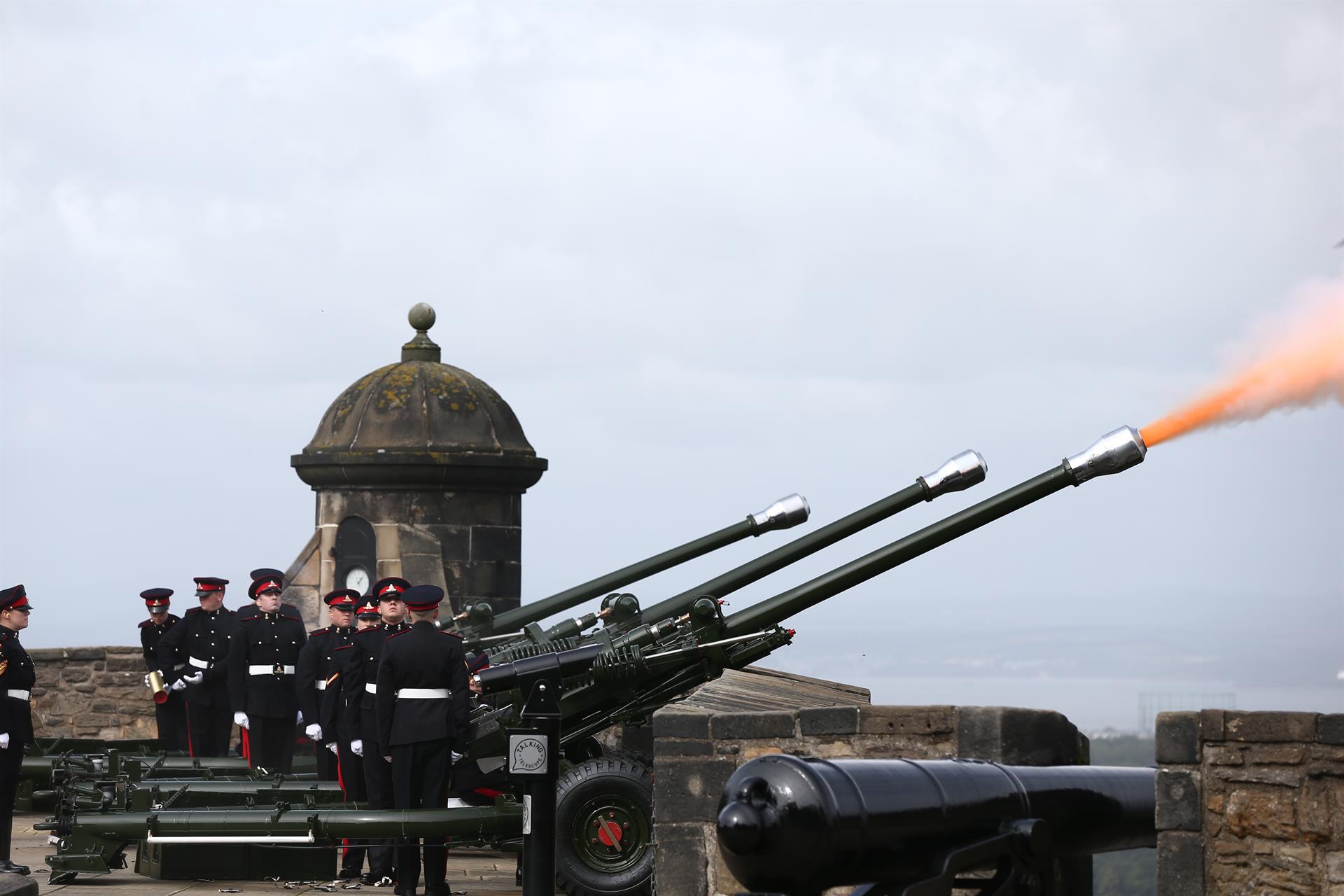 #Video Disparan 96 salvas de cañón en Reino Unido por muerte de Isabel II