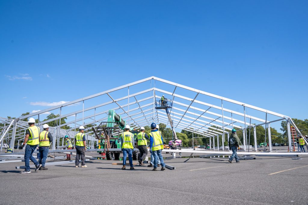 Nueva York instala dos enormes carpas por oleada de migrantes - carpas-temporales-texas1-1024x683