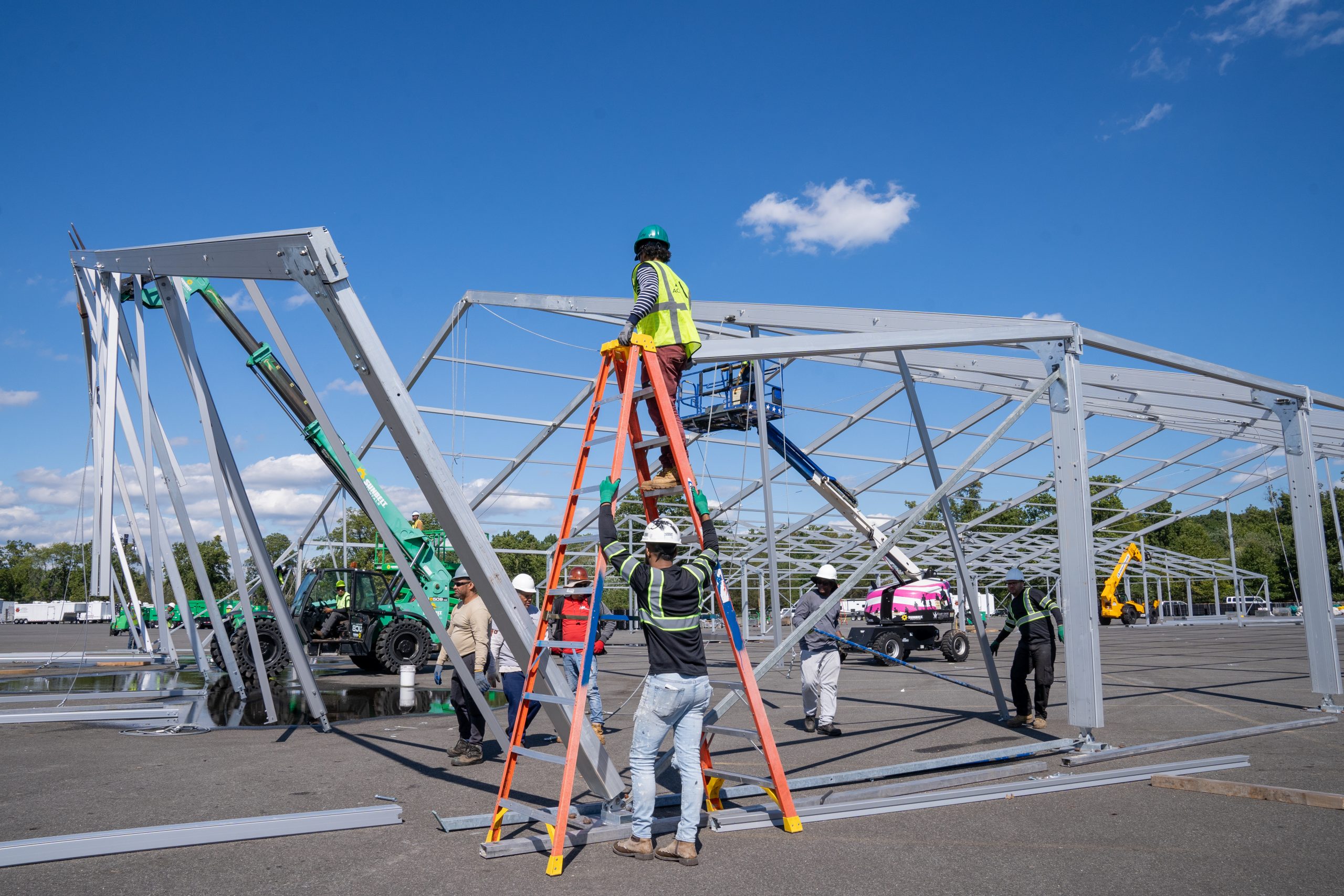 Nueva York instala dos enormes carpas por oleada de migrantes Nueva York instala dos enormes carpas por oleada de migrantes