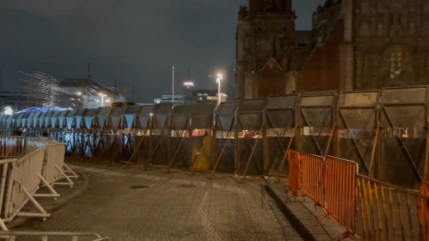 #Video Cercan Palacio Nacional ante manifestación por 8vo aniversario del caso Ayotzinapa #Video Cercan Palacio Nacional ante manifestación por 8vo aniversario del caso Ayotzinapa