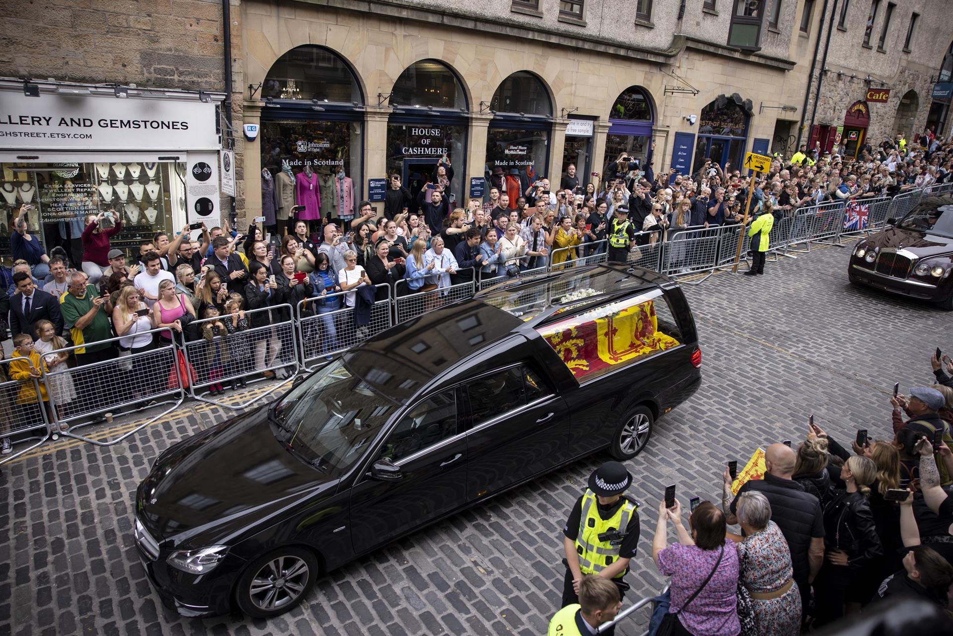 Cortejo fúnebre de Isabel II llega a Edimburgo Cortejo fúnebre de Isabel II llega a Edimburgo