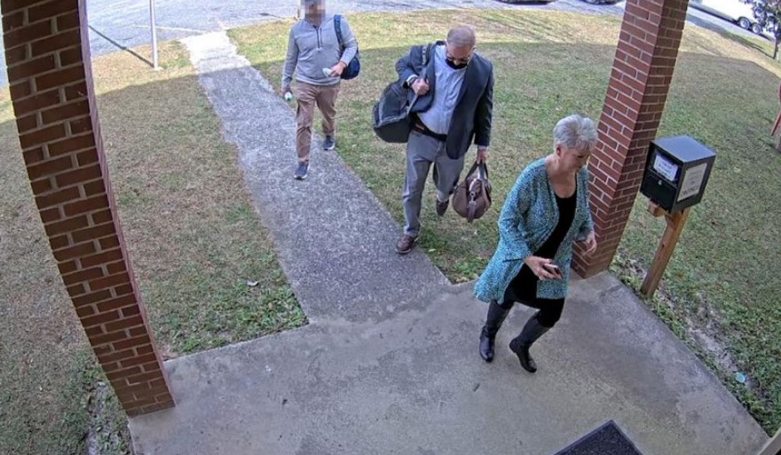 Videos revelan visitas de pro-Trump a oficinas electorales de Georgia Videos revelan visitas de pro-Trump a oficinas electorales de Georgia
