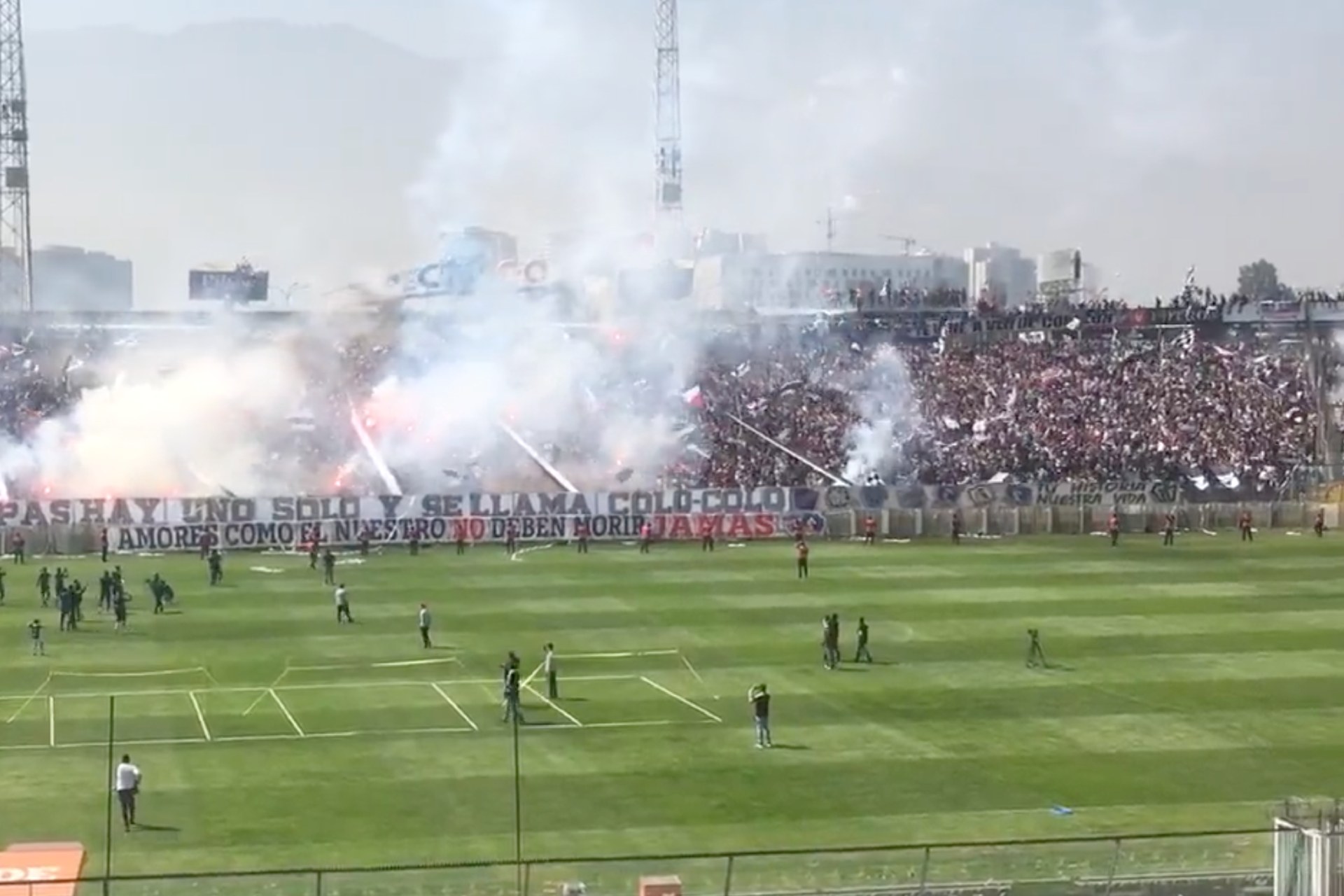 #Video Hinchas de Colo-Colo colapsan techo de estadio y causan accidente