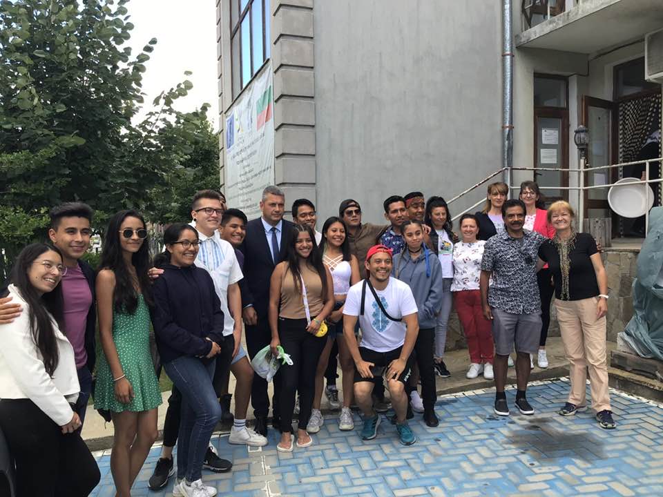 Regresan a México los 17 bailarines mexicanos varados en Bulgaria