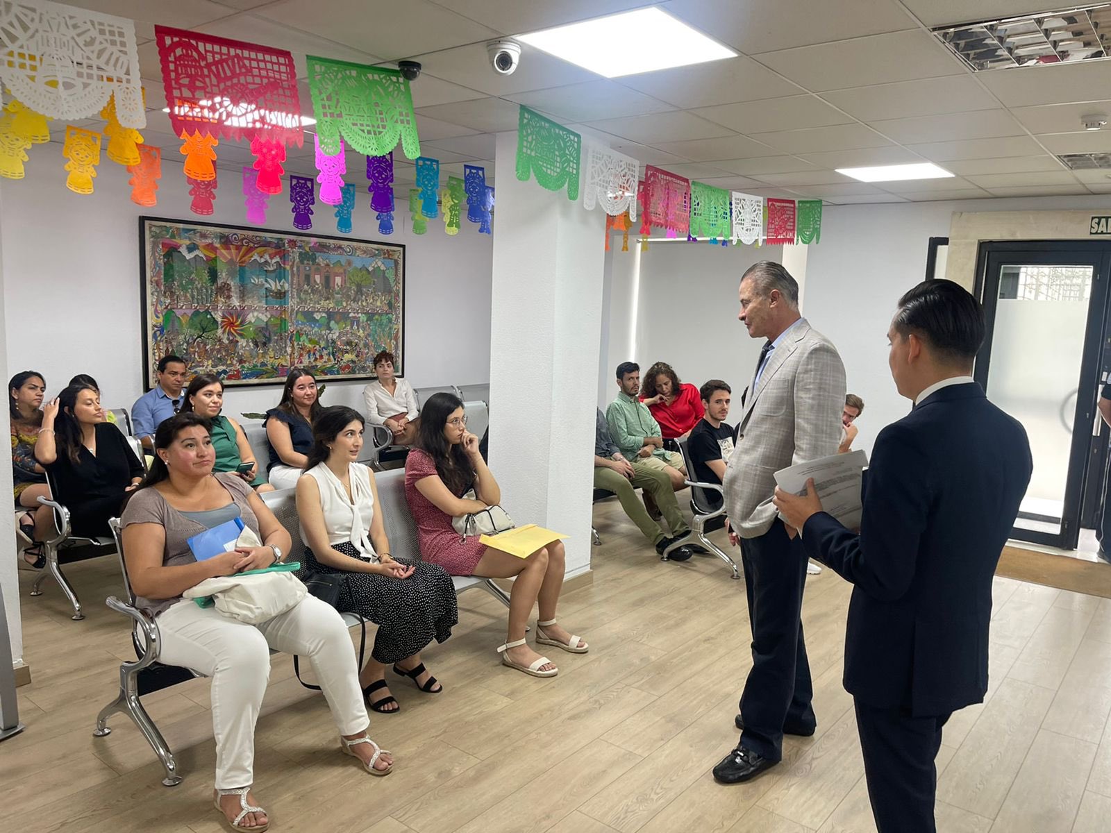 Mexicanos en España reciben constancias federales de antecedentes penales Mexicanos en España reciben constancias federales de antecedentes penales