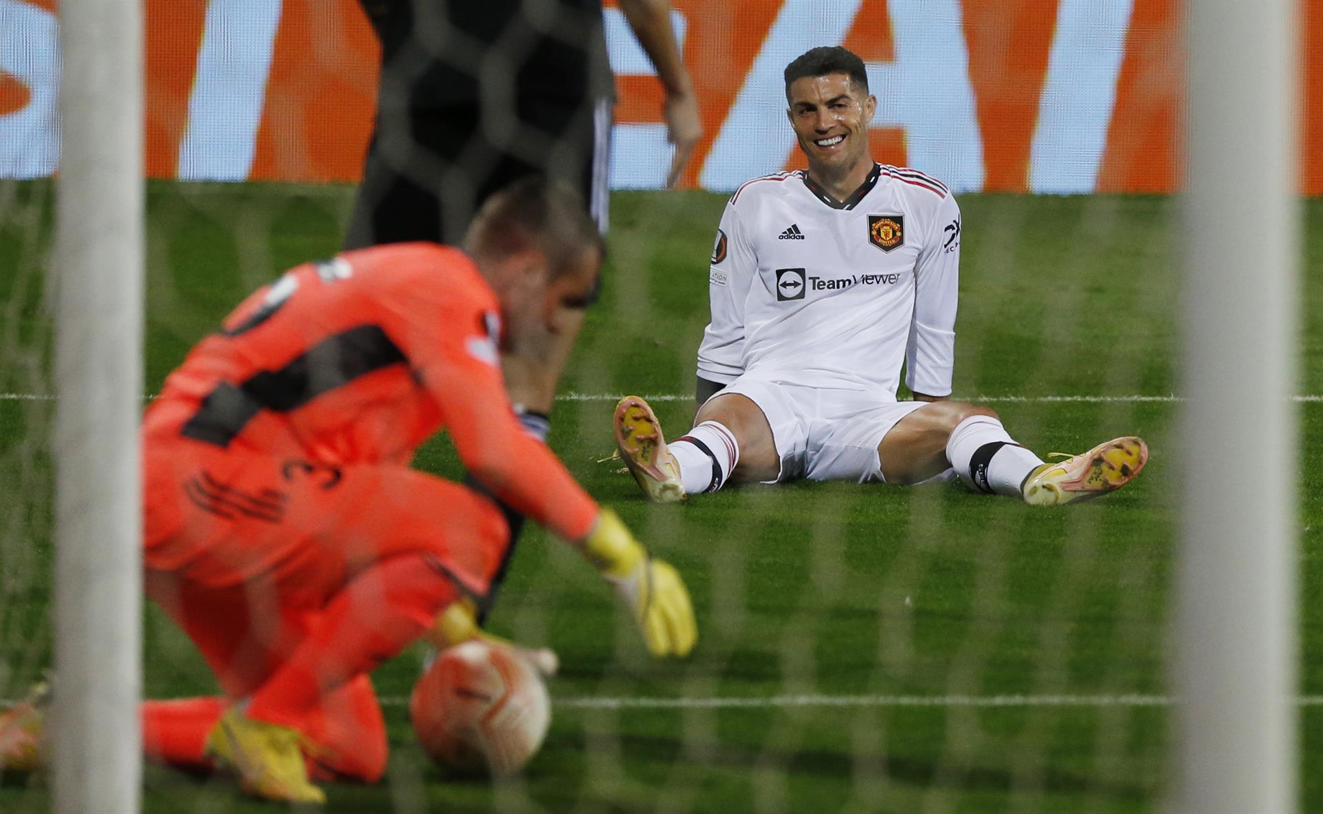 La FA acusa a Cristiano Ronaldo por golpear el móvil de un aficionado