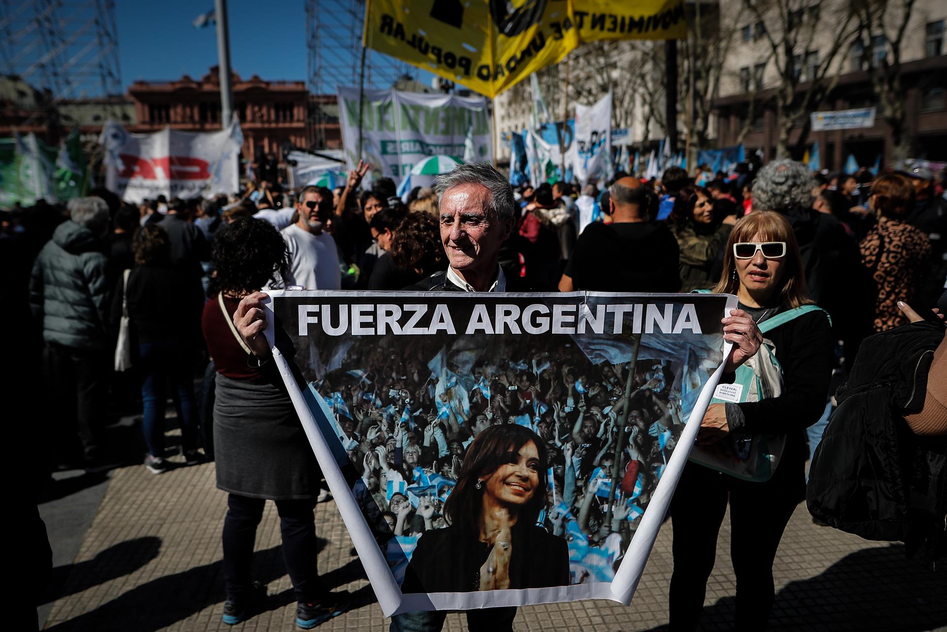 Miles de argentinos se movilizan en repudio al ataque a vicepresidenta Cristina Fernández