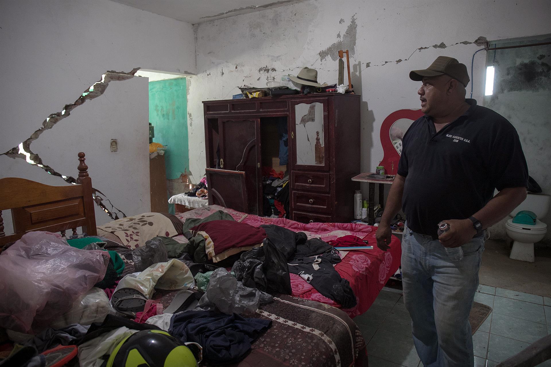 Suman 2 mil 422 réplicas del sismo magnitud 7.7