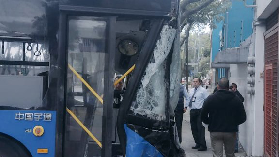 #Video Chofer en capacitación pierde el control y estrella Trolebús en Iztapalapa #Video Chofer en capacitación pierde el control y estrella Trolebús en Iztapalapa