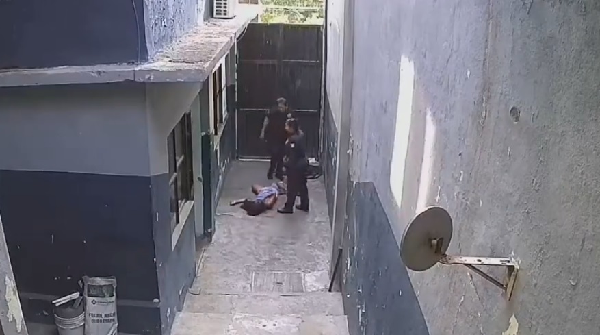 #Video Mujeres policías sometieron a Abigail Hay al ingresarla a los separos #Video Mujeres policías sometieron a Abigail Hay al ingresarla a los separos