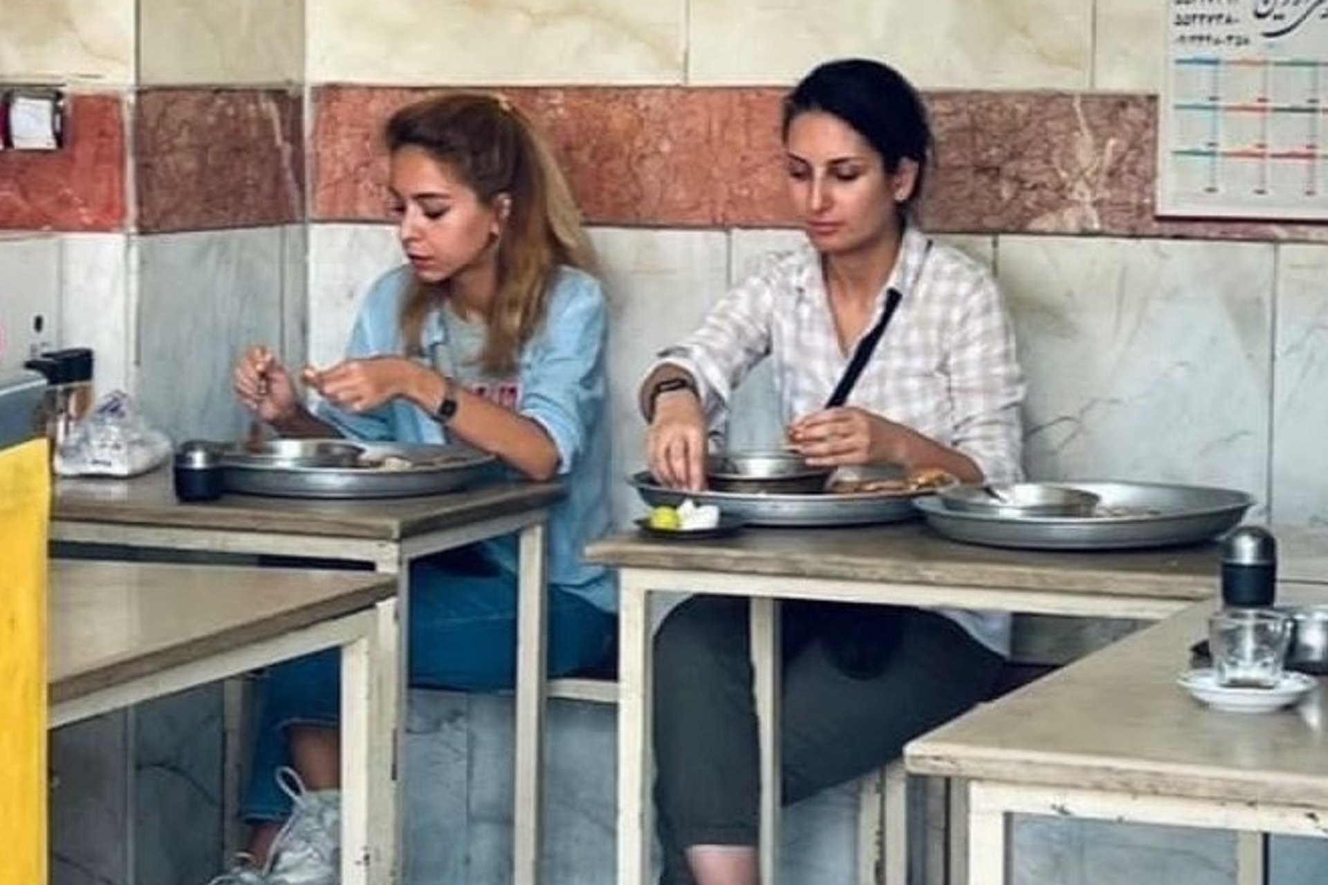 Irán: Detienen a mujer por comer sin velo en restaurante
