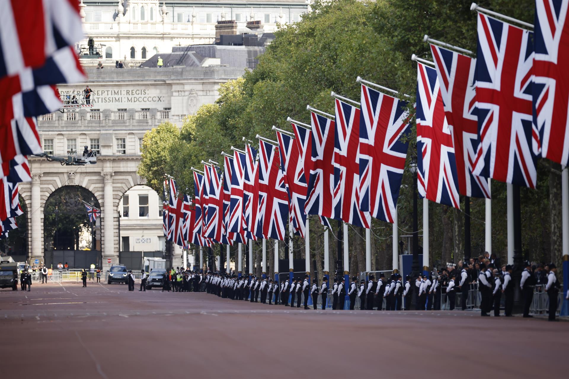Dos mil 300 agentes custodian el féretro de Isabel II Dos mil 300 agentes custodian el féretro de Isabel II
