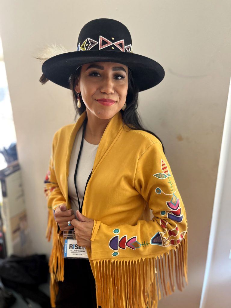 El talento indígena reclama su lugar en la pasarela de moda de Nueva York - el-talento-indigena-reclama-su-lugar-en-la-pasarela-de-moda-de-nueva-york-768x1024
