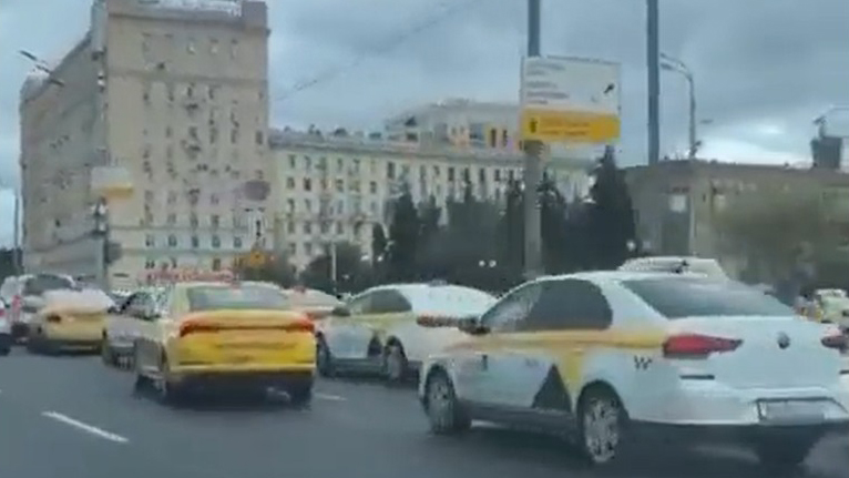 #Video Hackean app en Moscú y envían cientos de taxis a un hotel