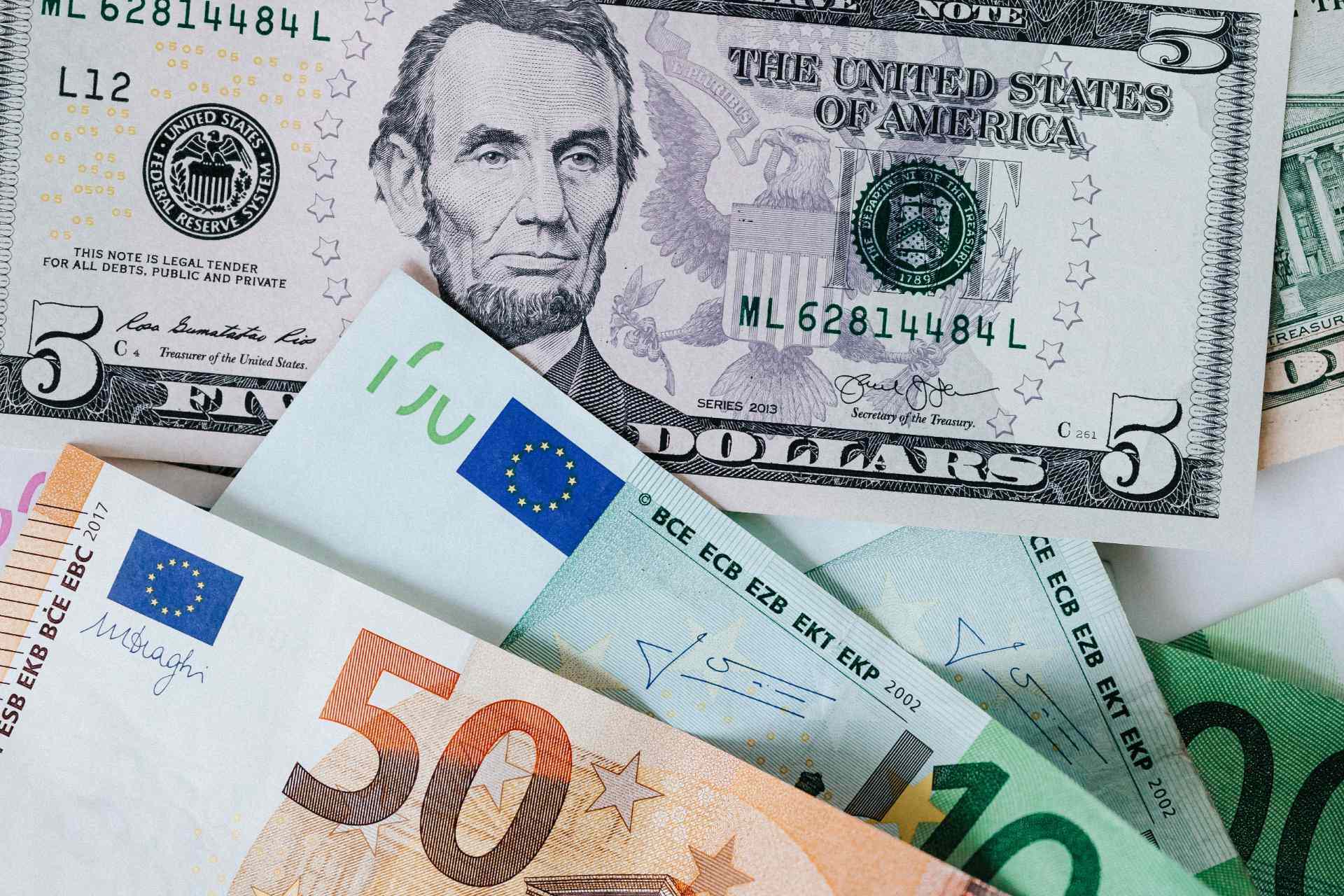 Euro cae a mínimos desde hace 20 años frente al dólar por crisis de gas Euro cae a mínimos desde hace 20 años frente al dólar por crisis de gas