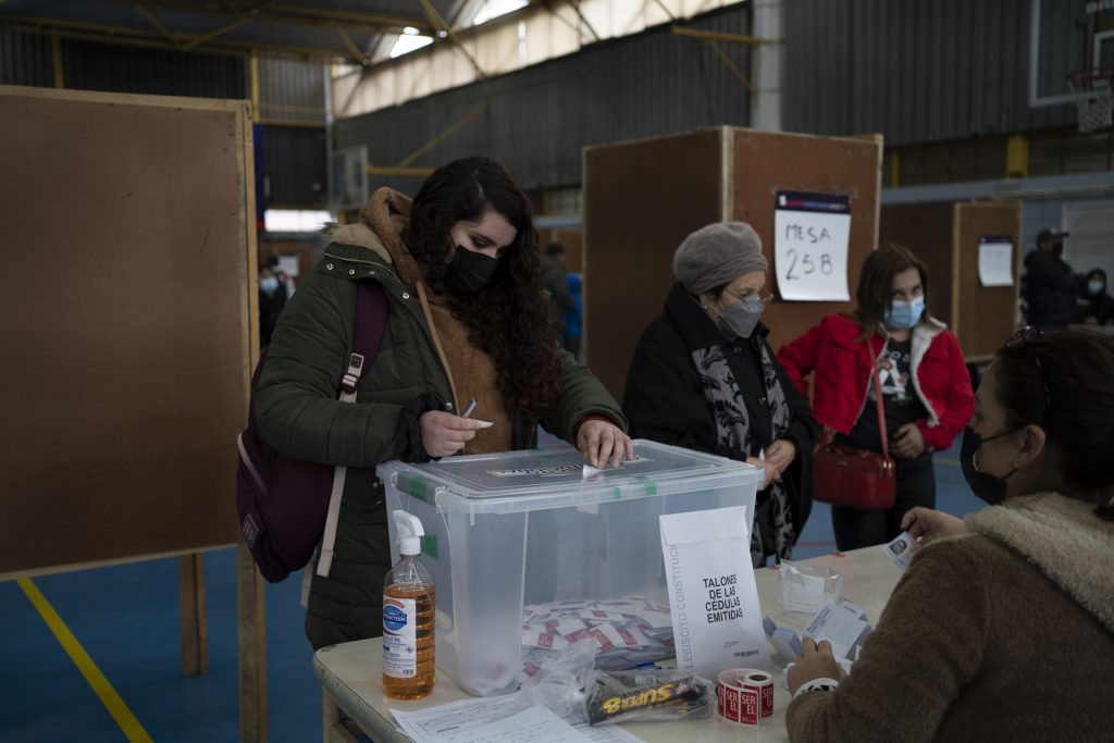 Expectación, incertidumbre y miles de "debutantes" en el histórico plebiscito de Chile - expectacion-incertidumbre-y-miles-de-debutantes-en-el-historico-plebiscito-de-chile-1024x683