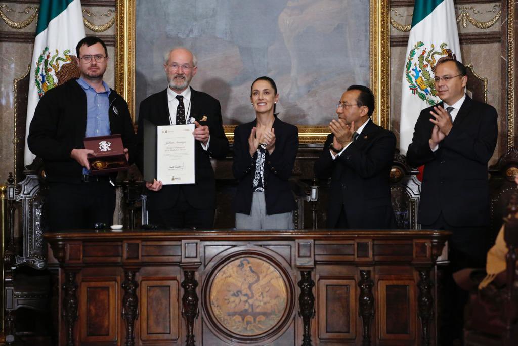 Ciudad de México entrega llaves de la ciudad a familiares de Julian Assange Ciudad de México entrega llaves de la ciudad a familiares de Julian Assange