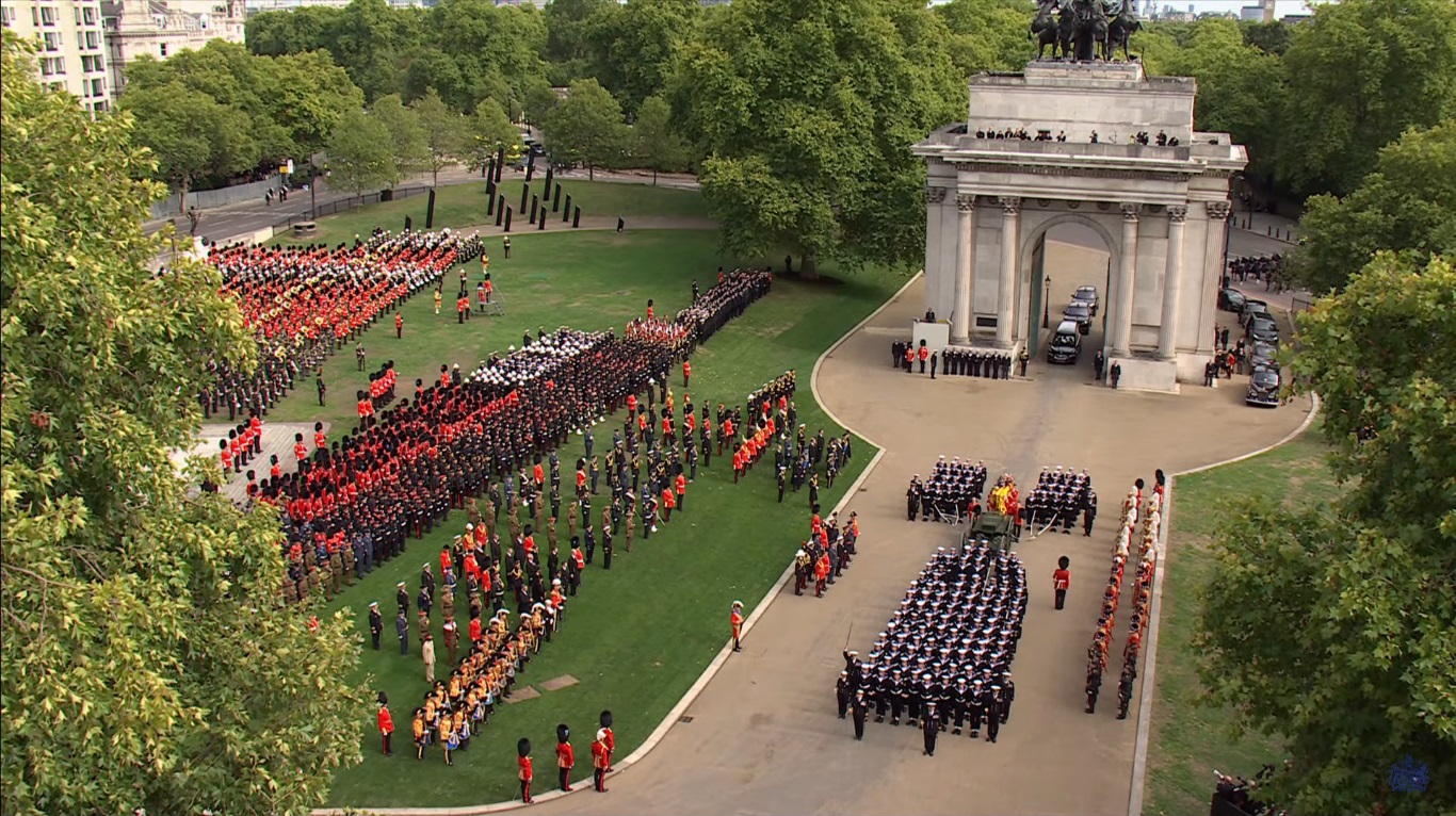 Féretro de Isabel II llega al arco de Wellington y parte a Windsor