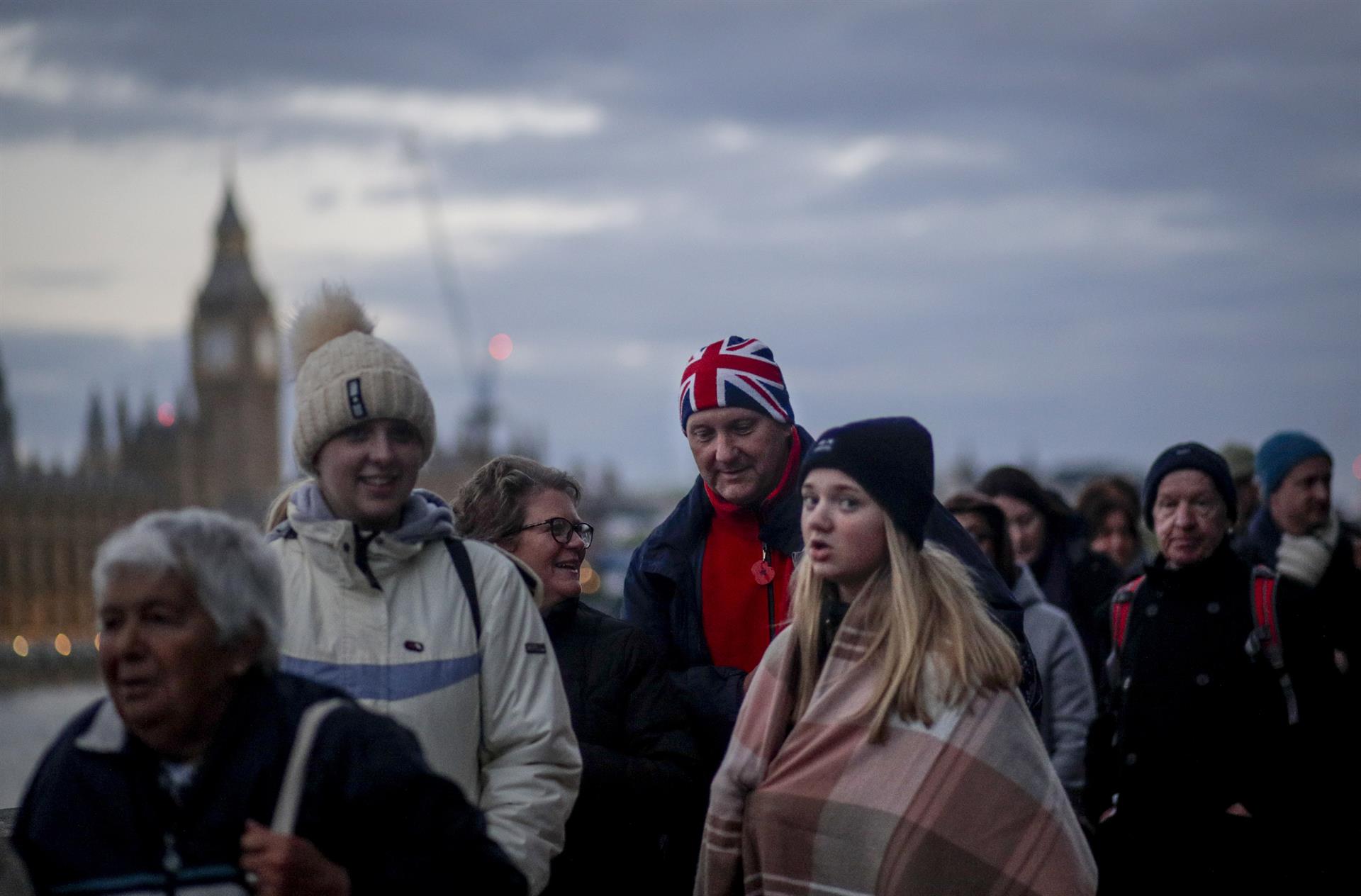 Gobierno británico pide a ciudadanos no unirse de momento a fila para ver a Isabel II Gobierno británico pide a ciudadanos no unirse de momento a fila para ver a Isabel II