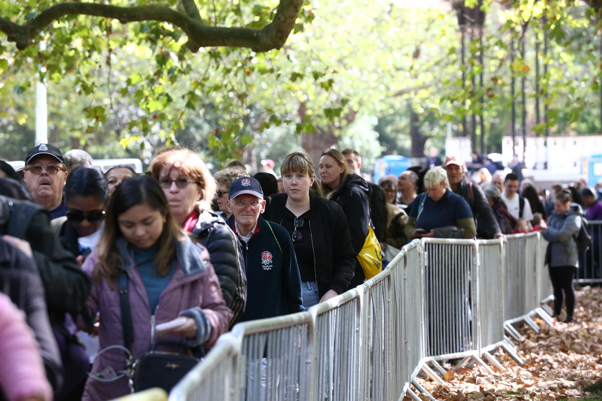 Tiempo de espera para acceder a capilla ardiente de Isabel II es de 24 h Tiempo de espera para acceder a capilla ardiente de Isabel II es de 24 h