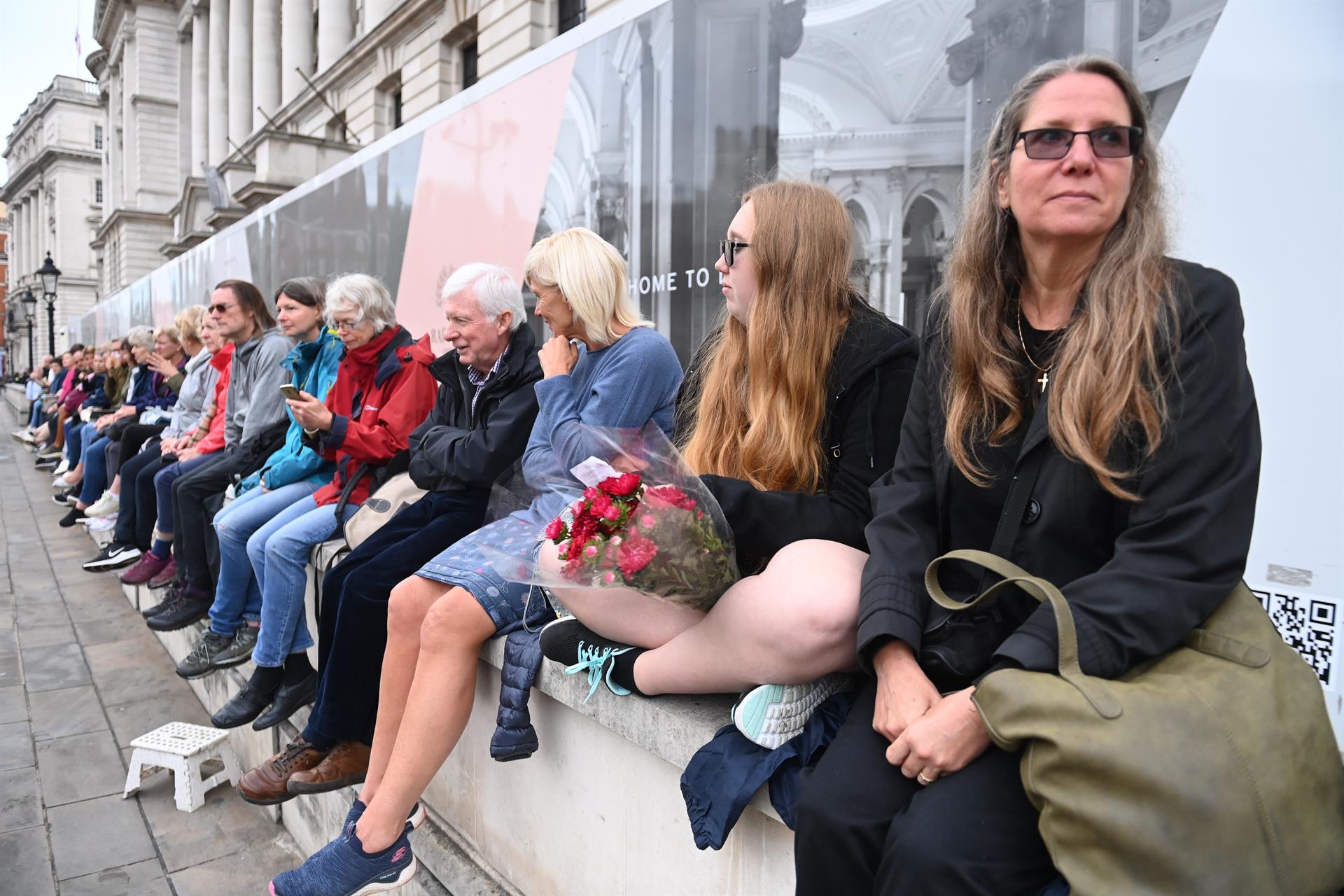 Miles de personas hacen fila en Londres para capilla ardiente de Isabel II Miles de personas hacen fila en Londres para capilla ardiente de Isabel II