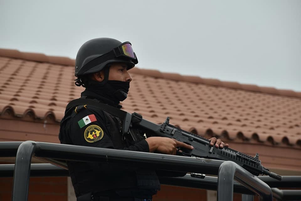 Convoy de vacunación queda atrapado en enfrentamiento en NL; hay un policía muerto Convoy de vacunación queda atrapado en enfrentamiento en NL; hay un policía muerto