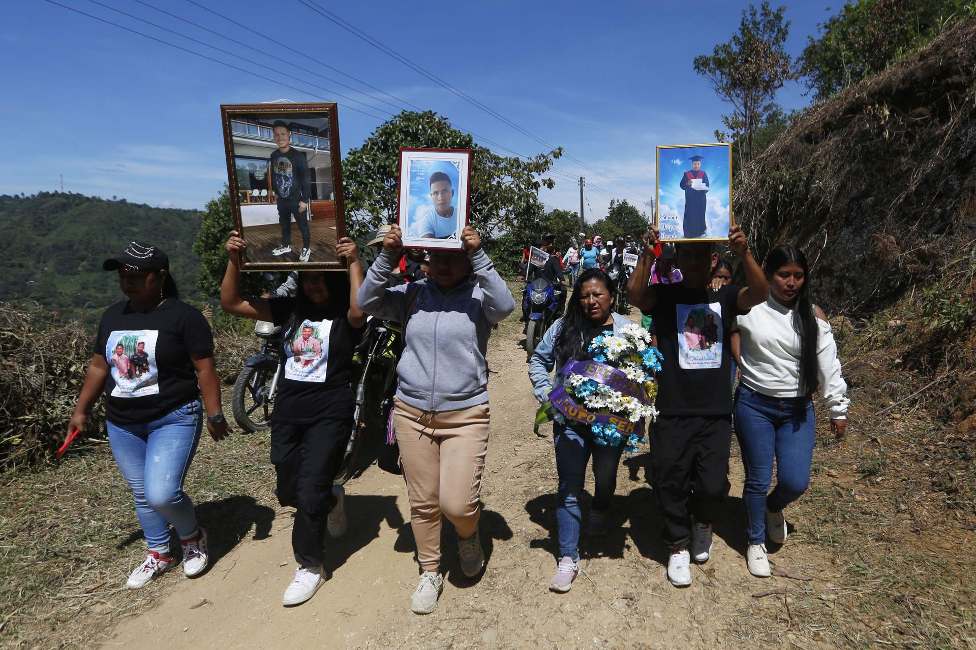Funeral de tres indígenas colombianos asesinados evidencia el anhelo de la paz Funeral de tres indígenas colombianos asesinados evidencia el anhelo de la paz