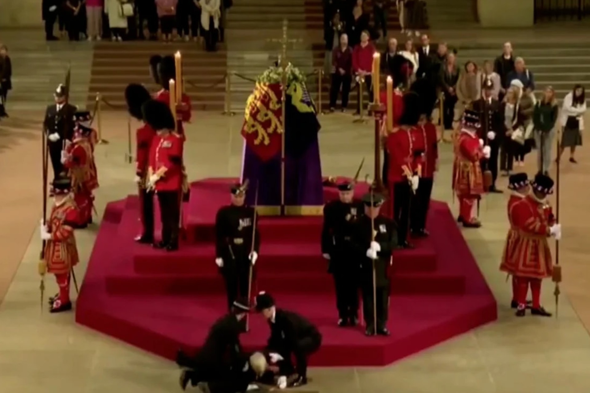 #Video Guardia se desmaya en capilla ardiente de Isabel II #Video Guardia se desmaya en capilla ardiente de Isabel II