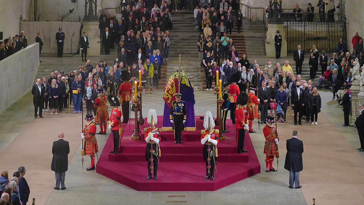 #Video Rey Carlos III y sus hermanos velan féretro de Isabel II #Video Rey Carlos III y sus hermanos velan féretro de Isabel II