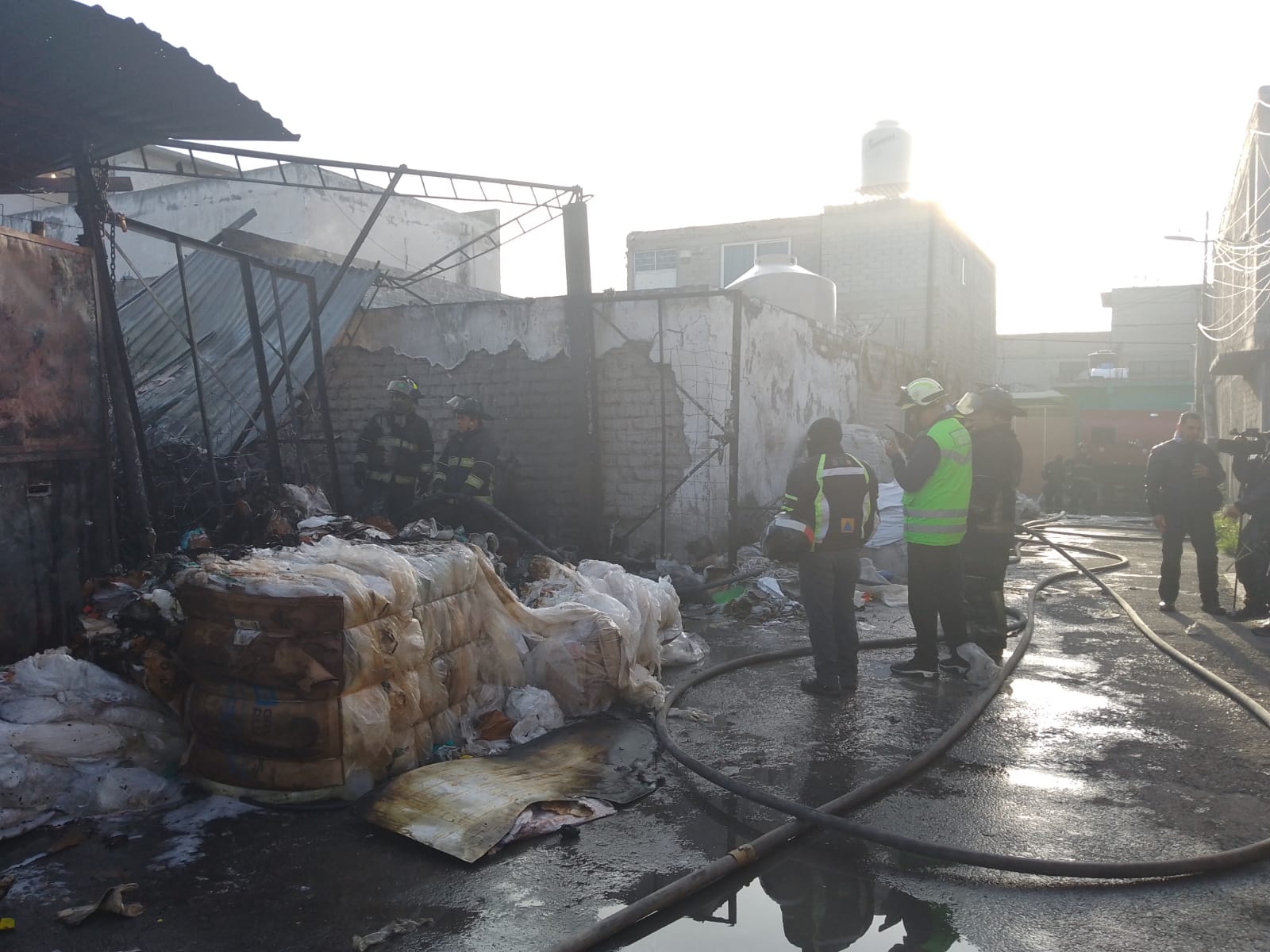 #Video Incendio en bodega de Iztapalapa deja tres perros muertos #Video Incendio en bodega de Iztapalapa deja tres perros muertos