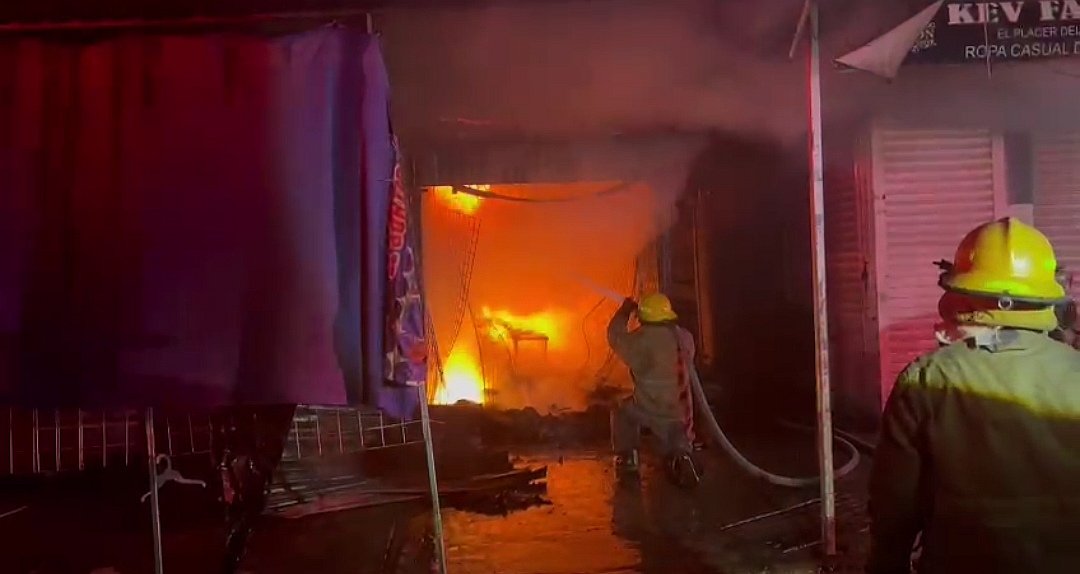 #Video Incendio consume 14 locales comerciales en Acapulco