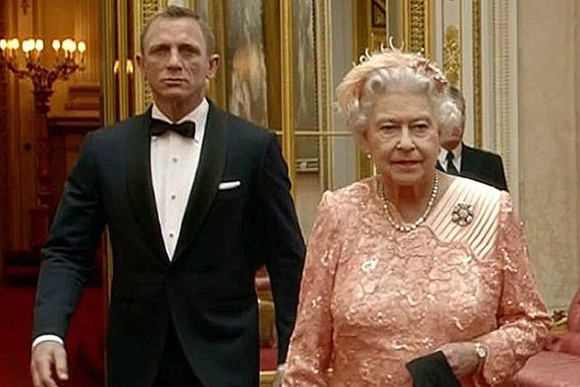 Isabel II, la reina que “llegó” en paracaídas con James Bond al Estadio Olímpico Isabel II, la reina que “llegó” en paracaídas con James Bond al Estadio Olímpico