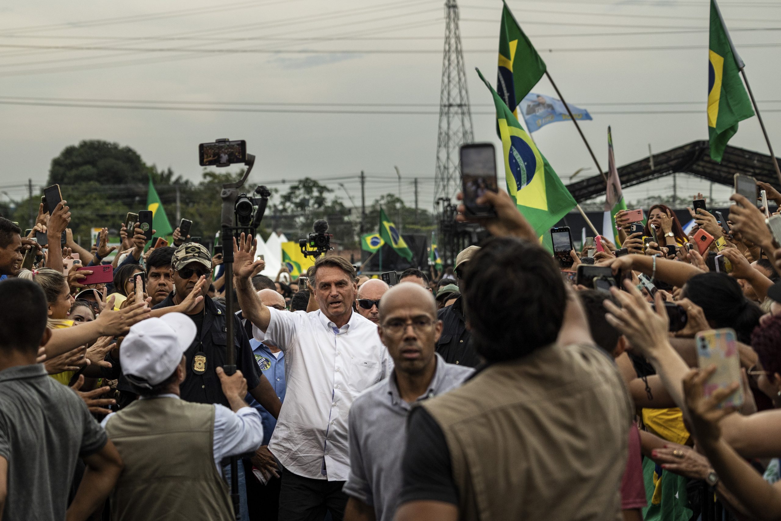 Prohíben a Bolsonaro hacer enlaces desde sedes oficiales para su campaña