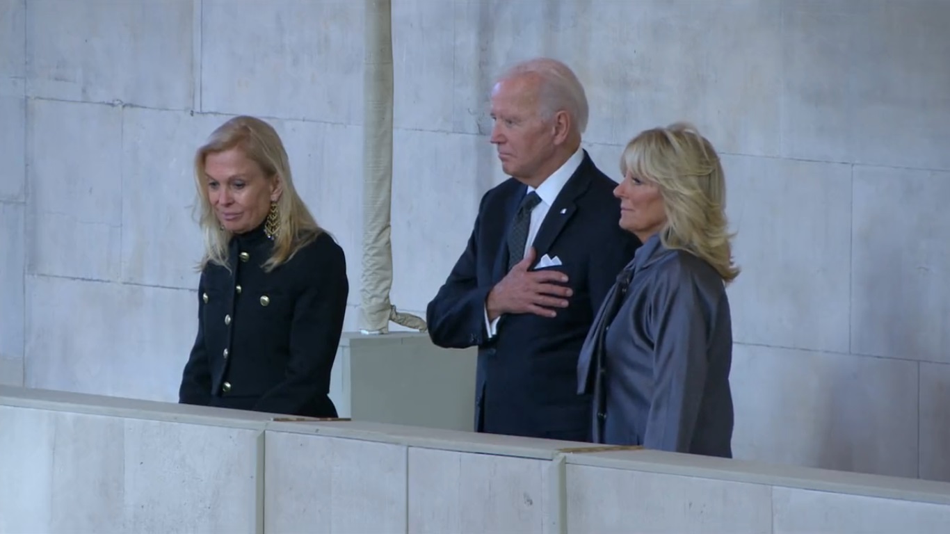 #Video Biden rinde respeto a Isabel II en capilla ardiente #Video Biden rinde respeto a Isabel II en capilla ardiente