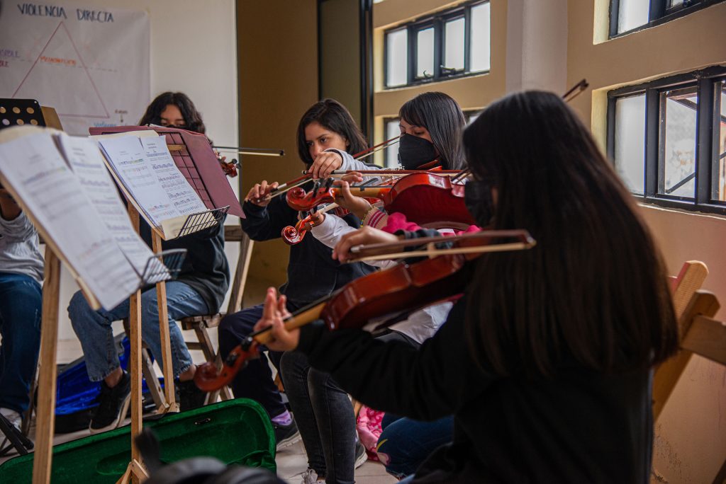 Jóvenes indígenas en Chiapas forman orquesta para romper la violencia - jovenes-indigenas-en-chiapas-forman-orquesta-para-romper-la-violencia-2-1024x684