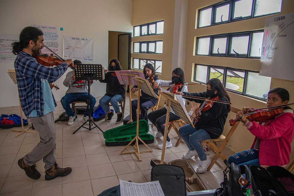 Jóvenes indígenas en Chiapas forman orquesta para romper la violencia - jovenes-indigenas-en-chiapas-forman-orquesta-para-romper-la-violencia-3-1024x683