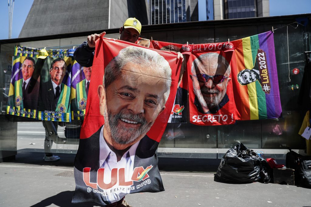 La venta de toallas, un termómetro electoral viral entre Lula y Bolsonaro - la-venta-de-toallas-el-termometro-electoral-entre-lula-y-bolsonaro-1024x683
