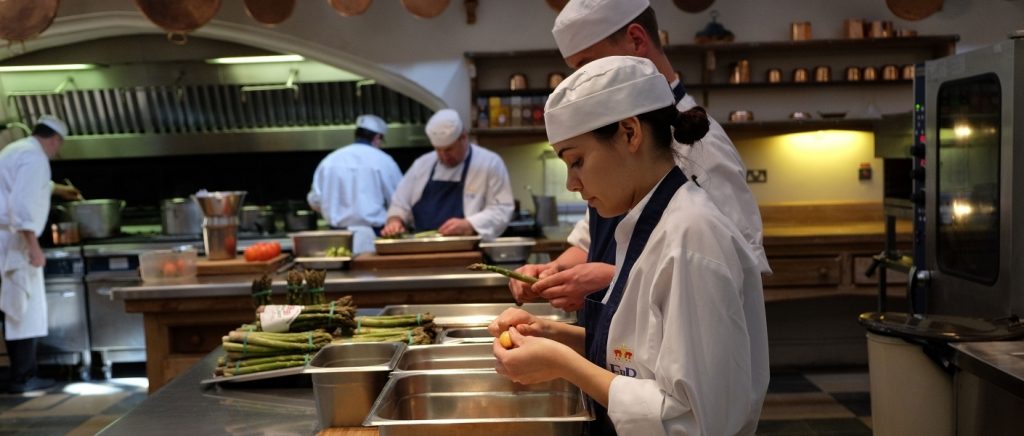 La reina Isabel II prefería comida fresca y porciones pequeñas, revela el chef Fernando Stovell - las-cocinas-reales-del-castillo-de-windsor-1024x436