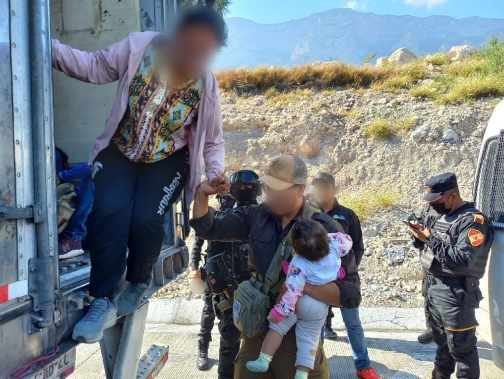 Localizan a casi 200 migrantes en camiones en Nuevo León Localizan a casi 200 migrantes en camiones en Nuevo León