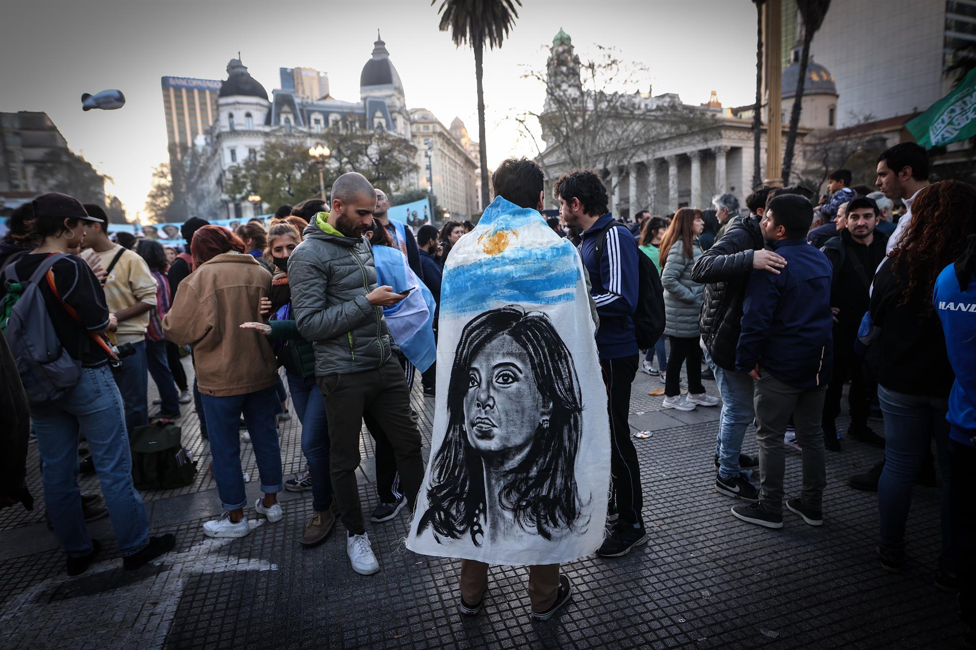 Peritos resetean por error celular de agresor de Cristina Fernández; afectaría investigación
