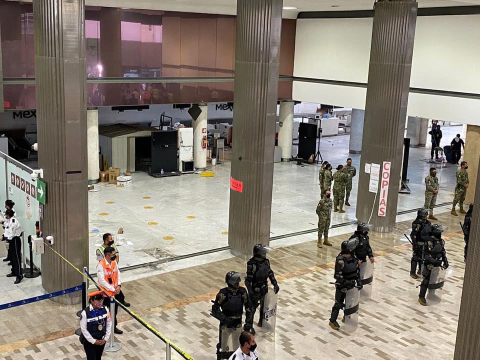 Desaloja Marina plantón de Mexicana de Aviación en el AICM Desaloja Marina plantón de Mexicana de Aviación en el AICM