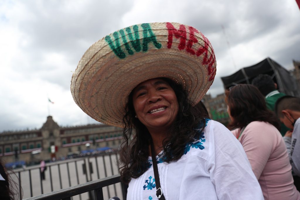 Todo listo en el Zócalo para celebrar el Grito de Independencia; inicia concierto de Los Tigres del Norte - mexicanos-regresan-al-zocalo-para-celebrar-el-grito-de-independencia-3-1024x683