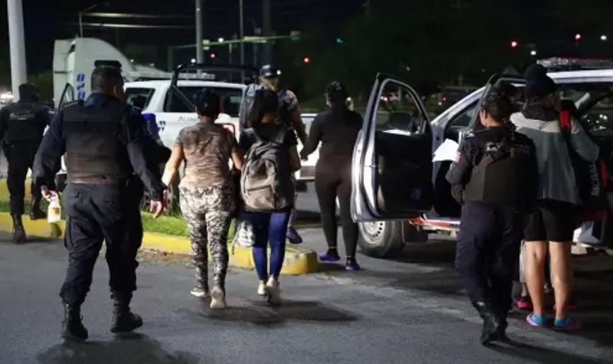 Rescatan en NL a 30 migrantes en estacionamiento de centro comercial Rescatan en NL a 30 migrantes en estacionamiento de centro comercial