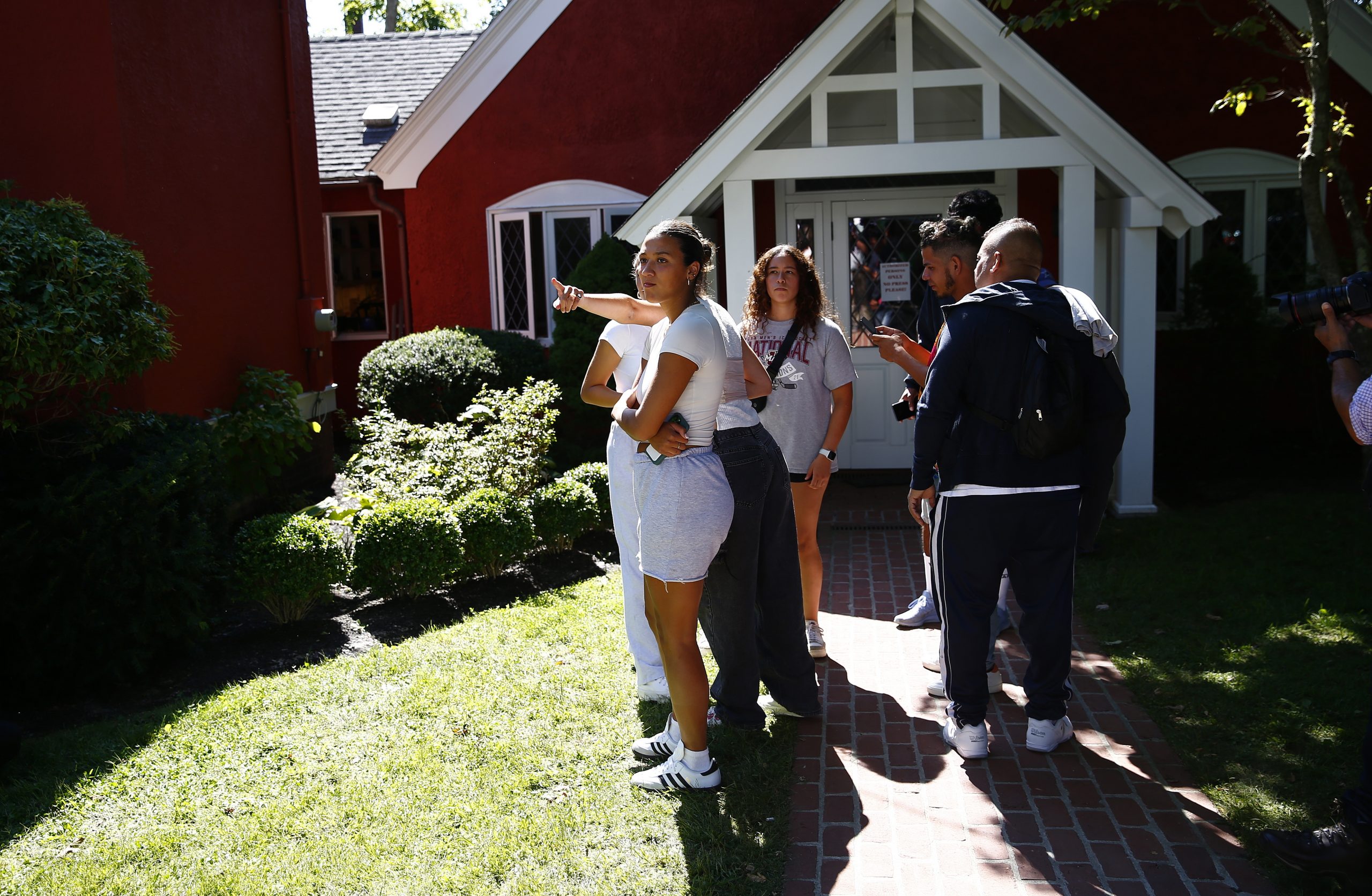 Activistas de Florida repudian traslado de migrantes a Martha’s Vineyard Activistas de Florida repudian traslado de migrantes a Martha’s Vineyard