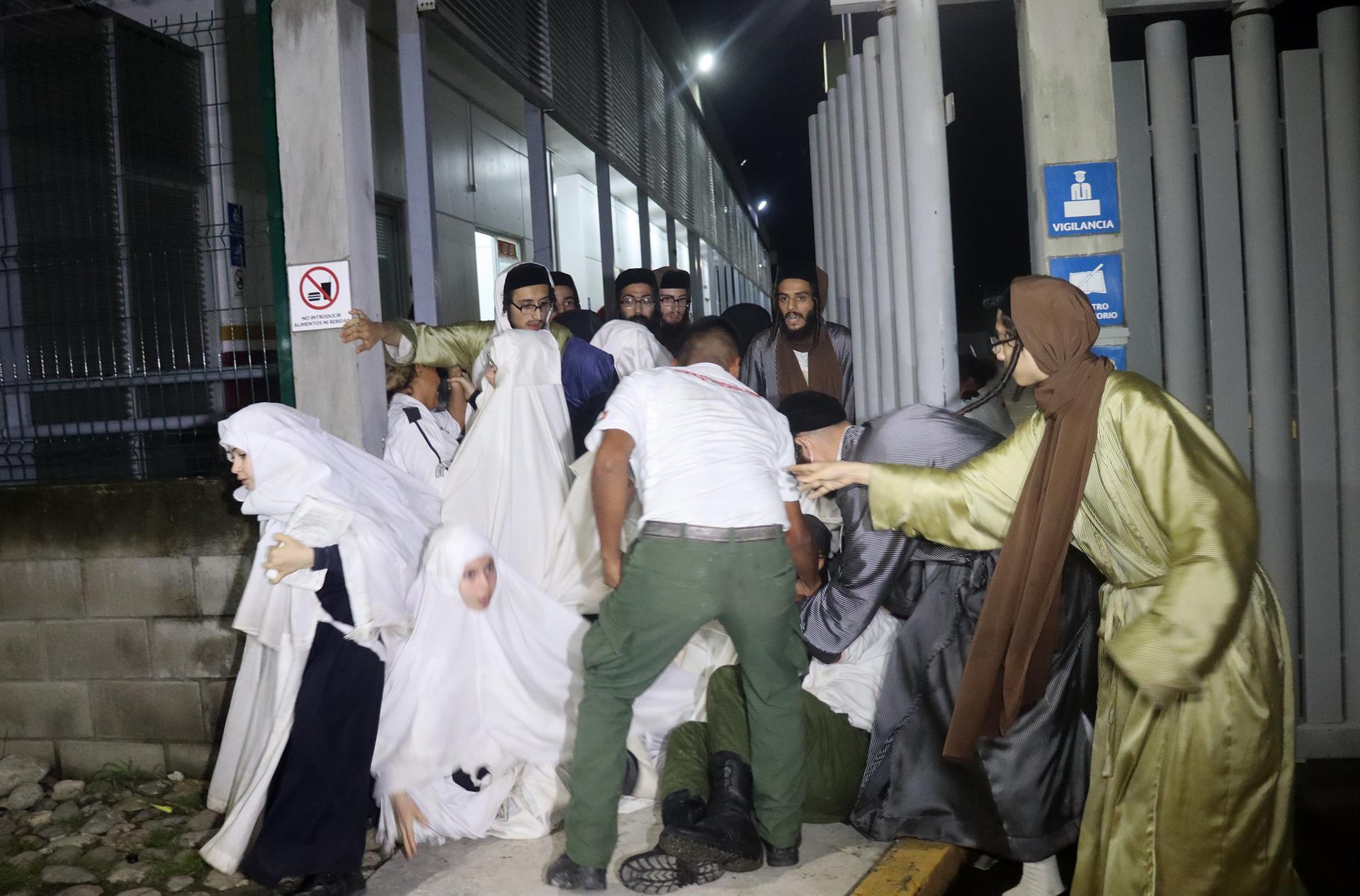 #Video Migrantes judíos se fugan del DIF de Huixtla, en Chiapas #Video Migrantes judíos se fugan del DIF de Huixtla, en Chiapas