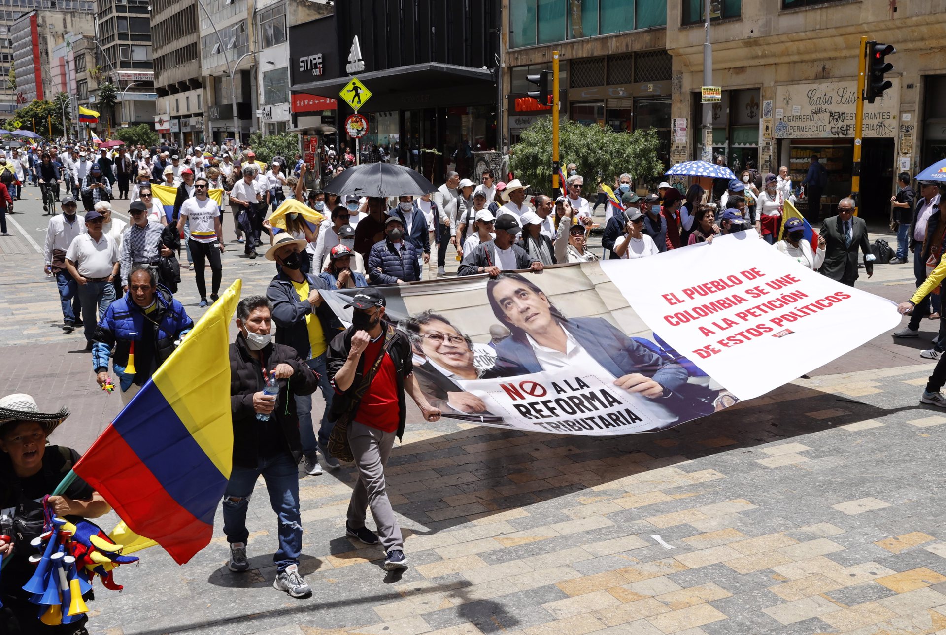 Miles de colombianos protestan por primera vez contra el Gobierno de Petro