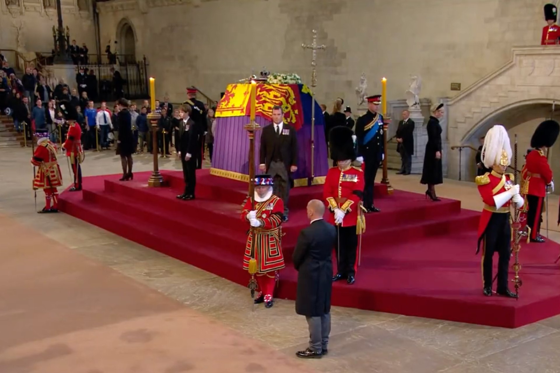 Nietos de Isabel II velan sus restos mortales Nietos de Isabel II velan sus restos mortales