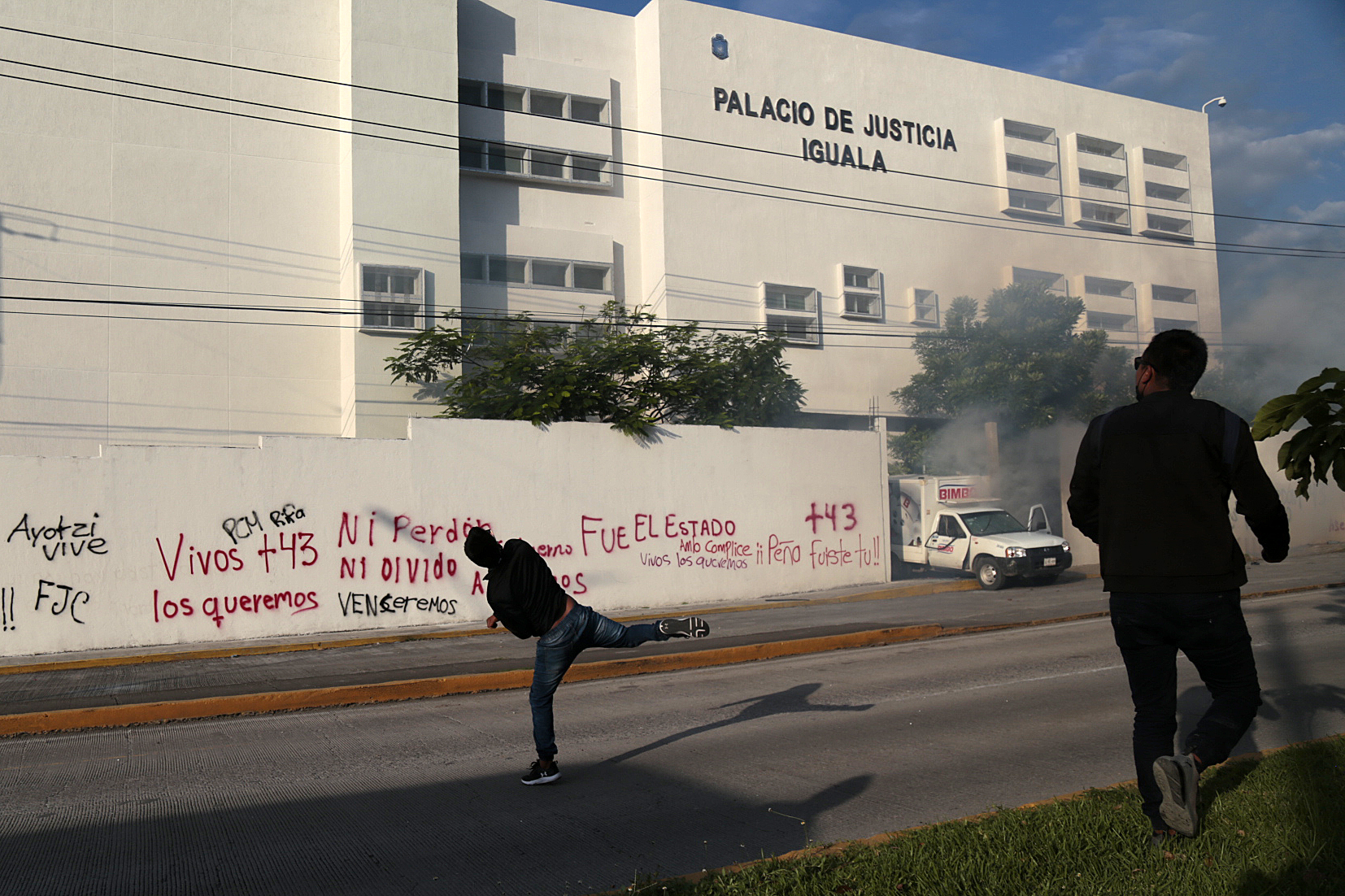 Normalistas vandalizan el Palacio de Justicia de Iguala, en Guerrero