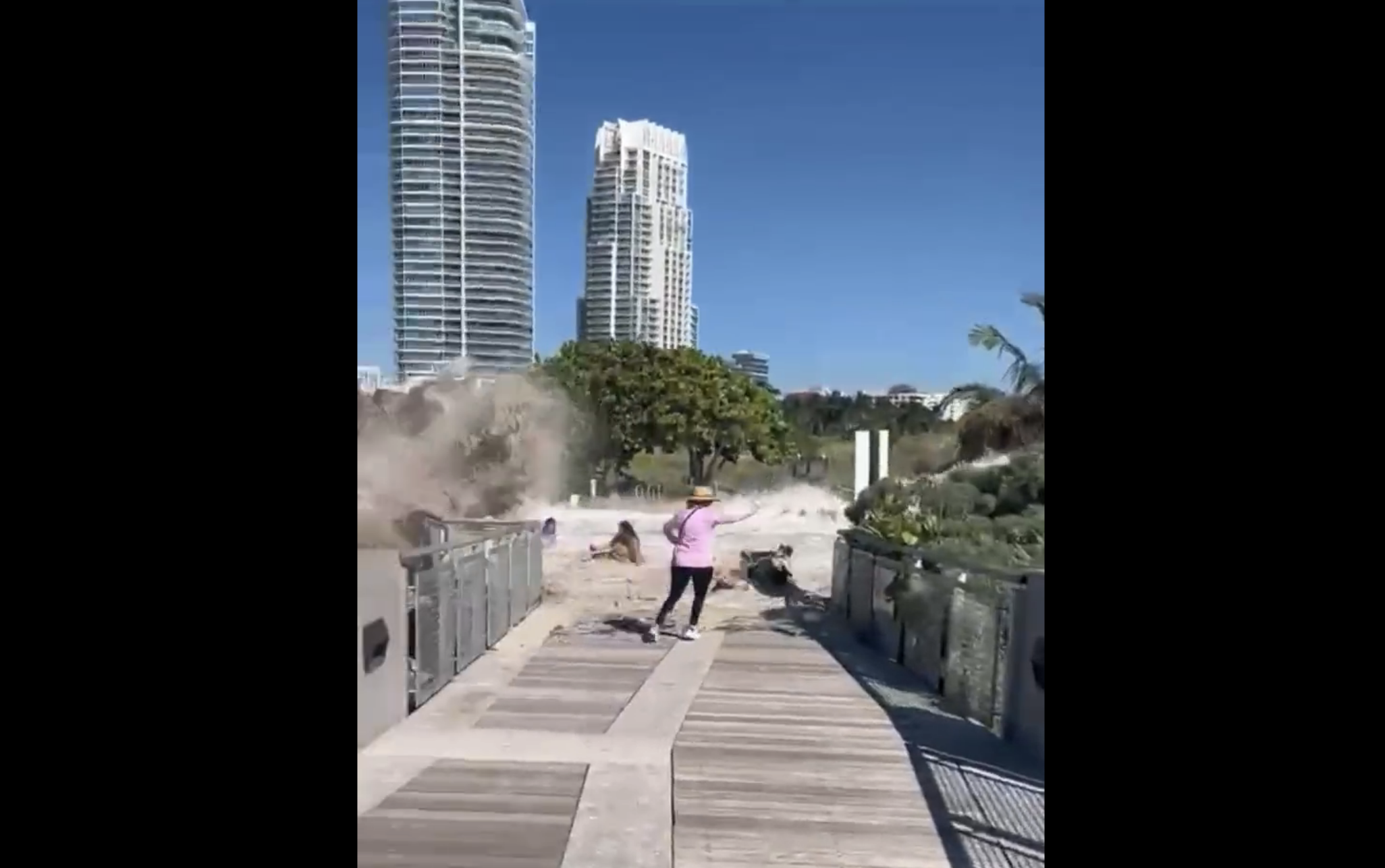 #Video Seis personas heridas por ola que se adentró en tierra en Miami Beach