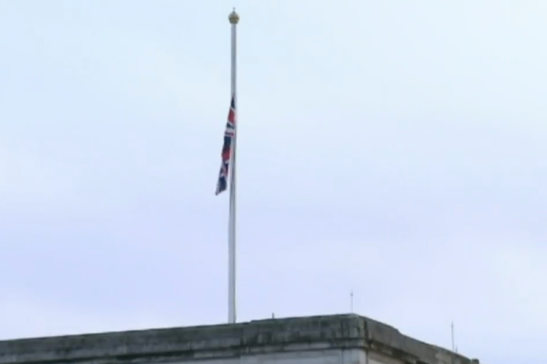 Bandera ondea a media asta en Palacio de Buckingham tras muerte de Isabel II